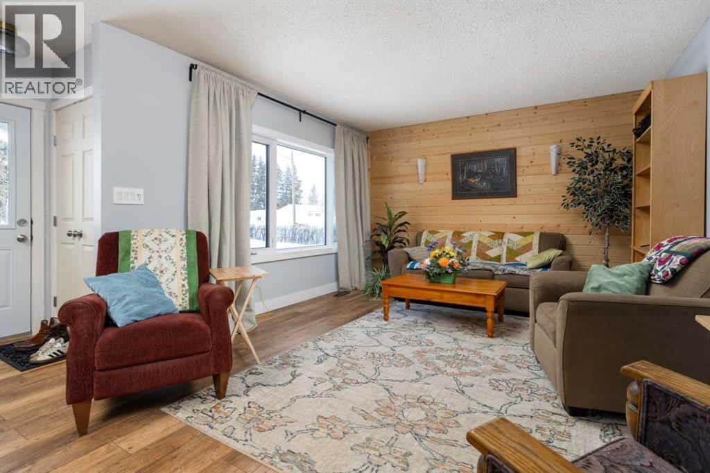 5615 49 Avenue — Killam, Alberta - Photo 2 of 39