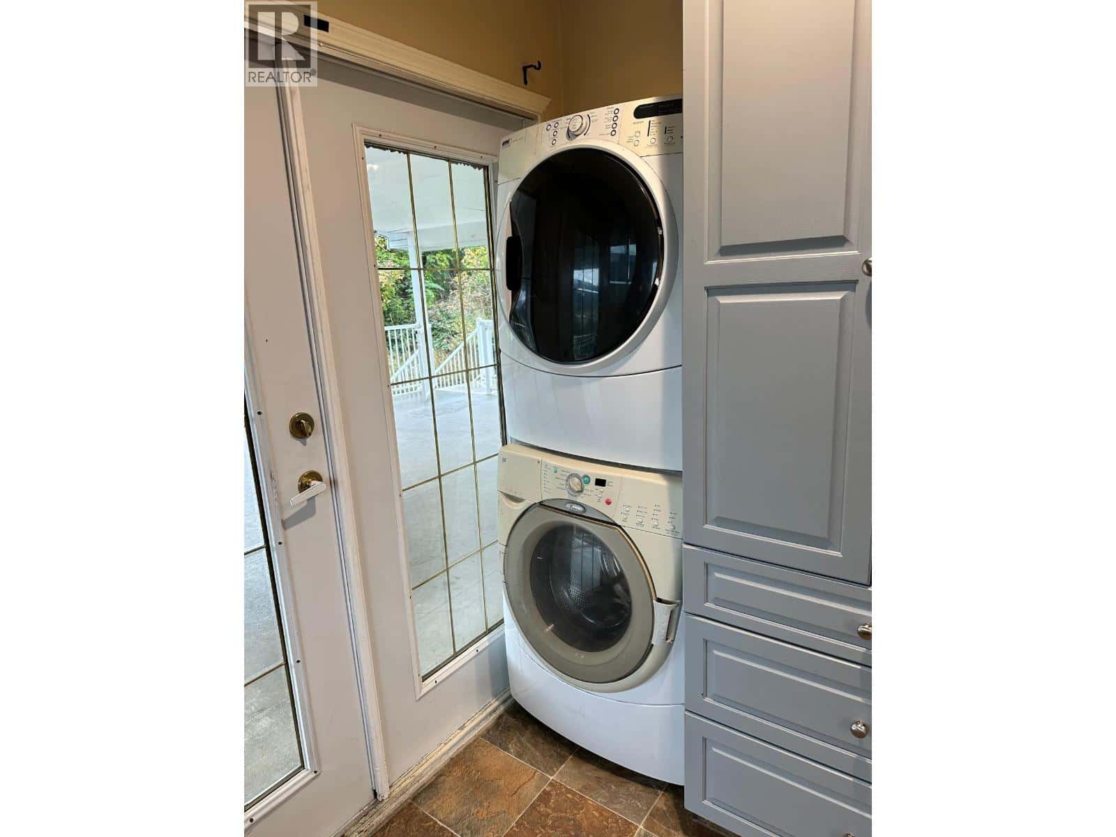 7910 Lakeview Drive — Coldstream, British Columbia - Photo 4 of 43