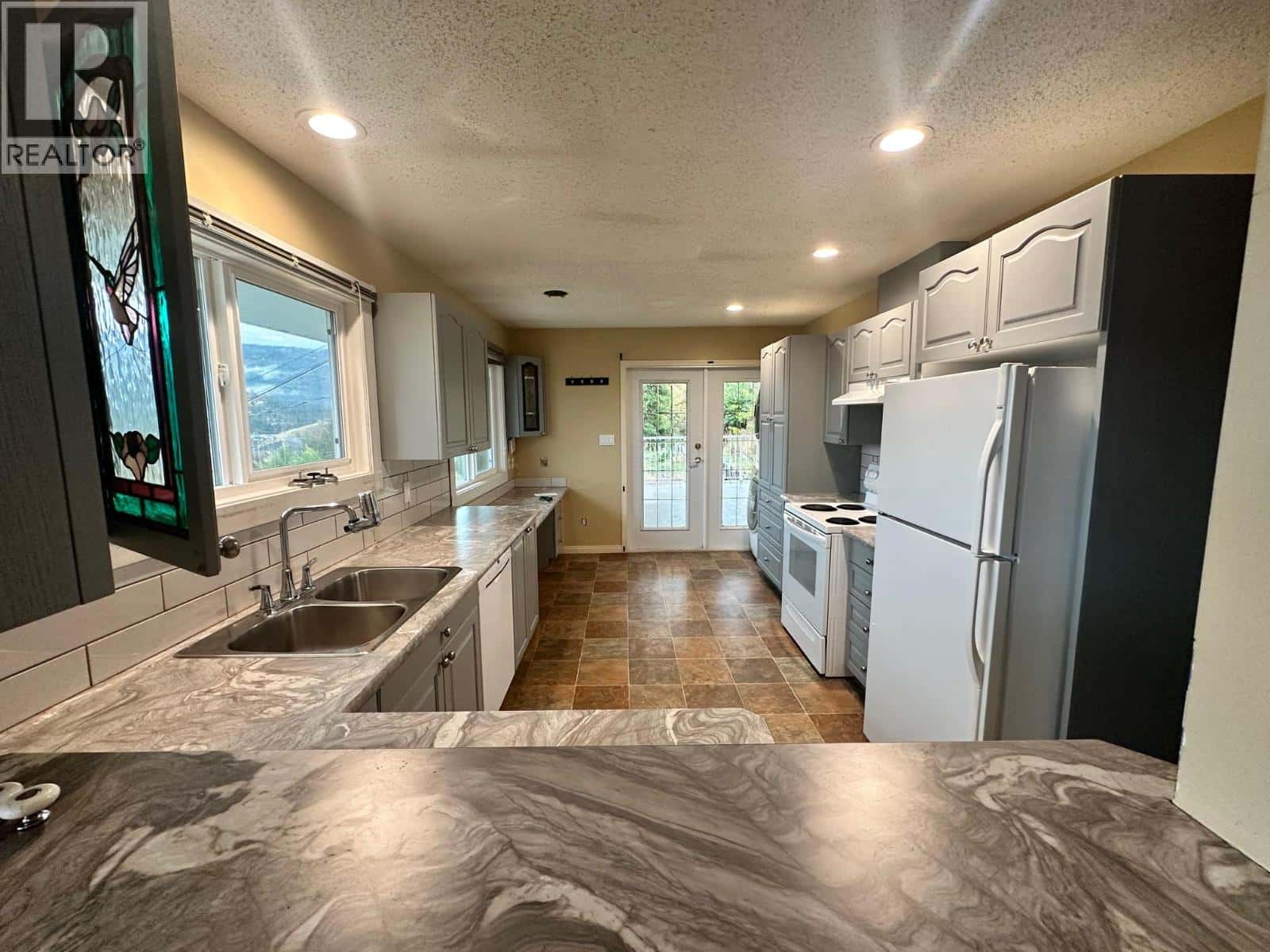 7910 Lakeview Drive — Coldstream, British Columbia - Photo 5 of 43