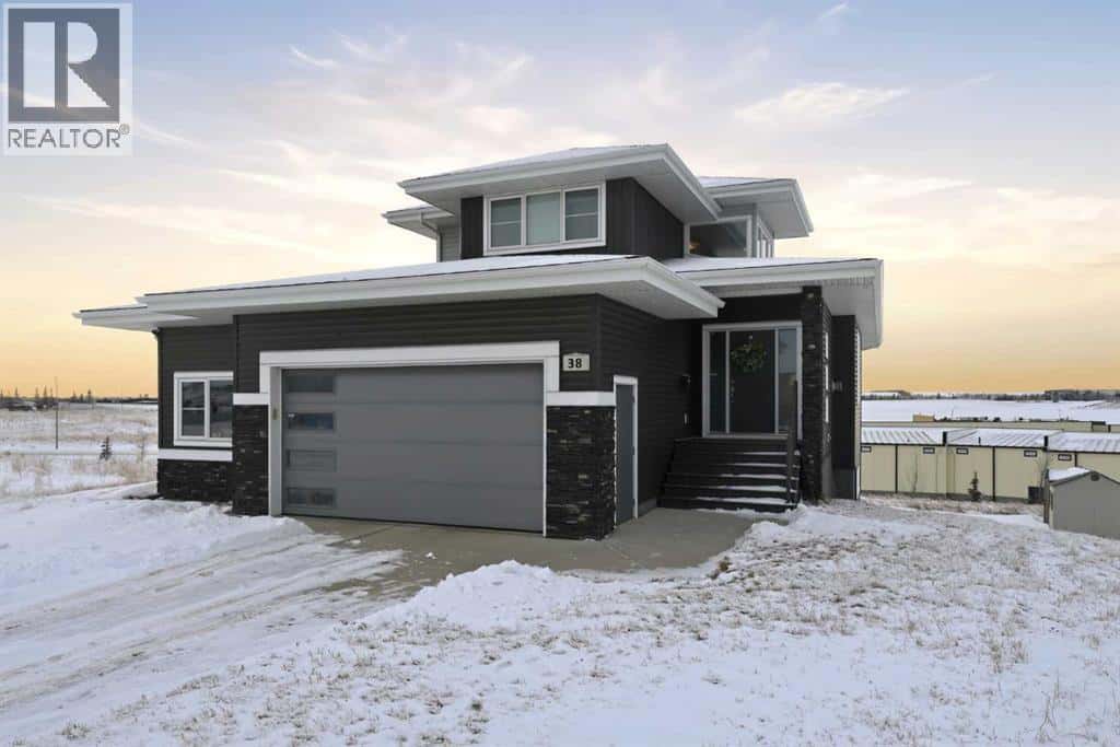 38 Vista Close — Blackfalds, Alberta - Photo 2 of 49