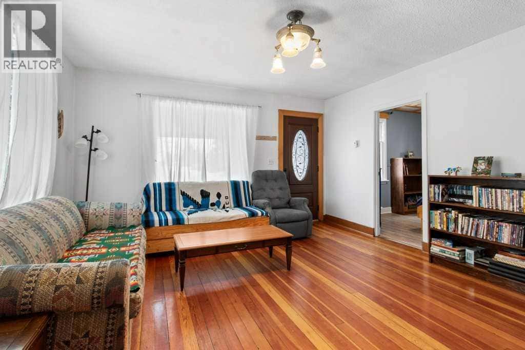 4025 46 Street — Red Deer, Alberta - Photo 3 of 27