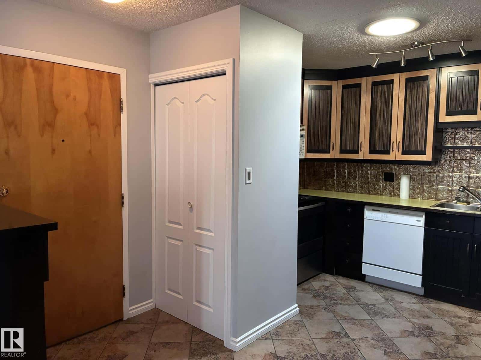 #17 10721 116 ST NW — Edmonton, Alberta - Photo 3 of 27