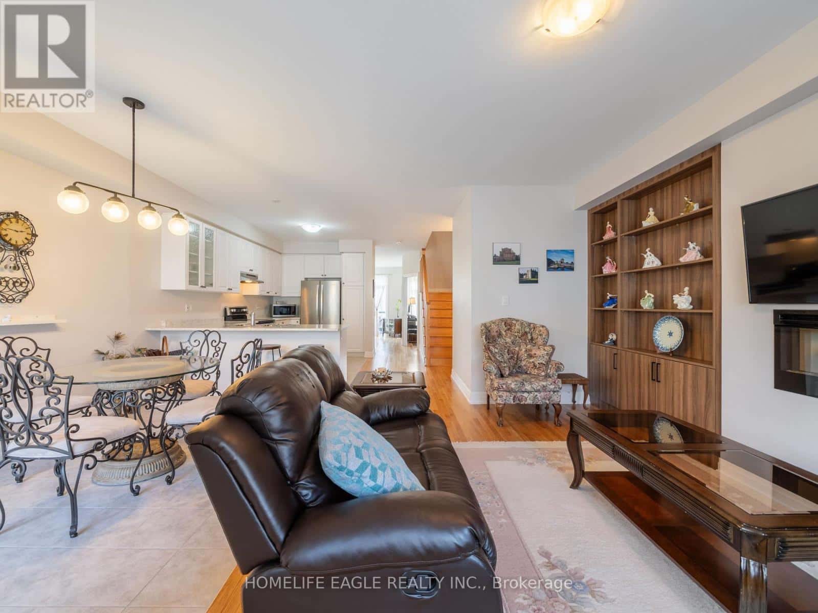 20 VANTAGE LOOP — Newmarket (Woodland Hill), Ontario - Photo 5 of 21