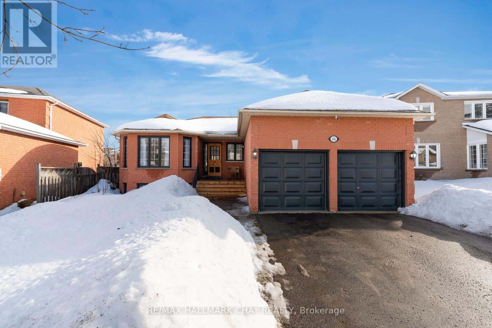 96 BROWN STREET — Barrie (Holly), Ontario - Photo 2 of 35
