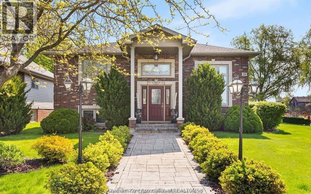 35 Normandy AVENUE — Kingsville, Ontario - Photo 2 of 25