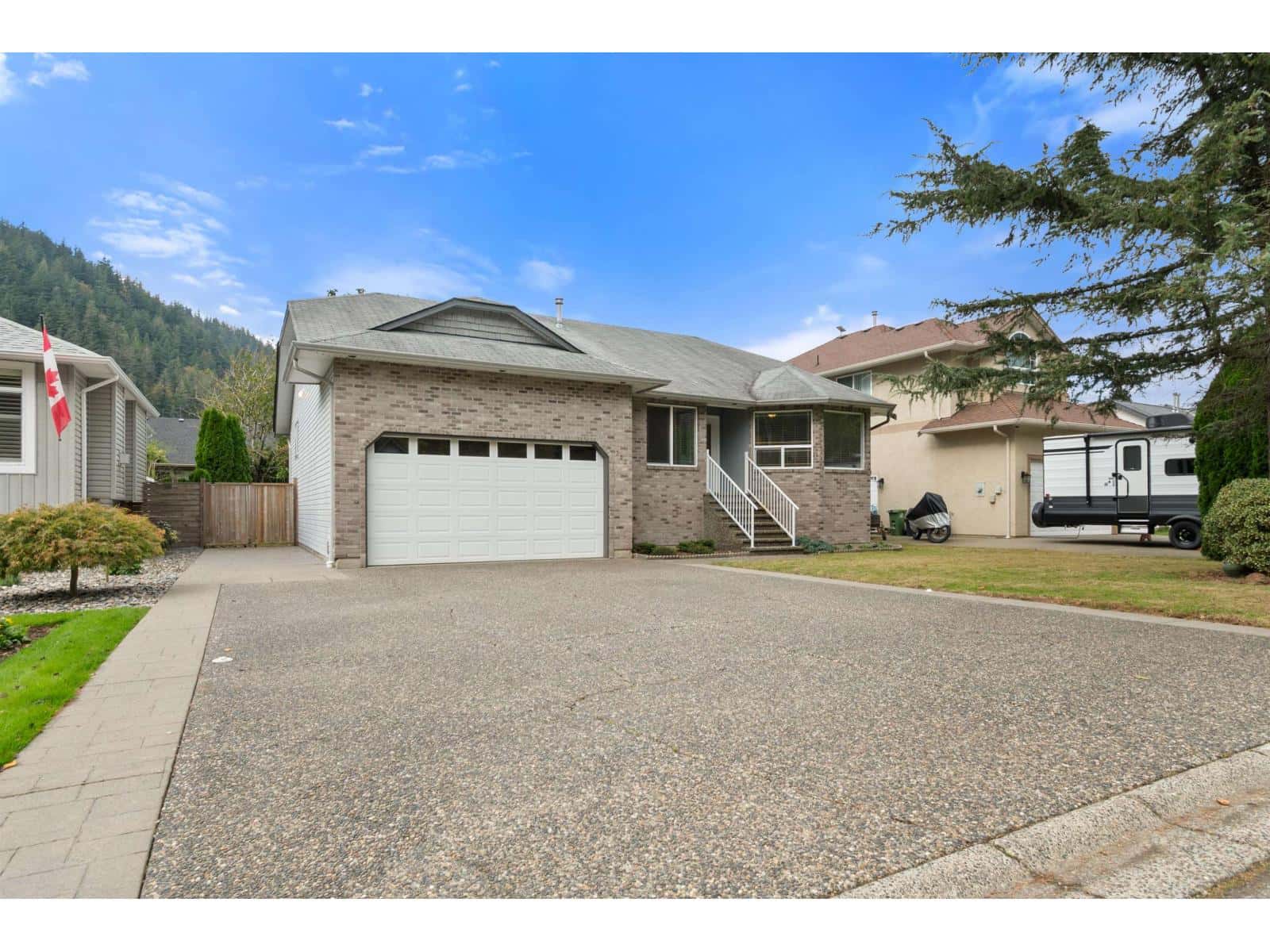 322 MIAMI RIVER DRIVE, Harrison Hot Springs — Harrison Hot Springs, British Columbia - Photo 2 of 32