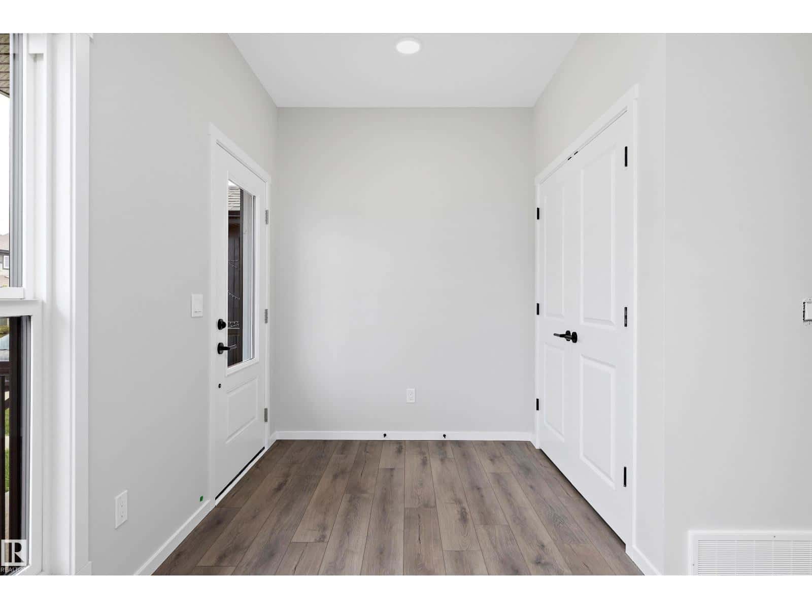 5723 Hawthorn Common SW — Edmonton, Alberta - Photo 2 of 35