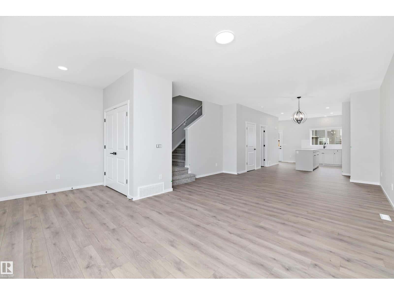 5723 Hawthorn Common SW — Edmonton, Alberta - Photo 3 of 35