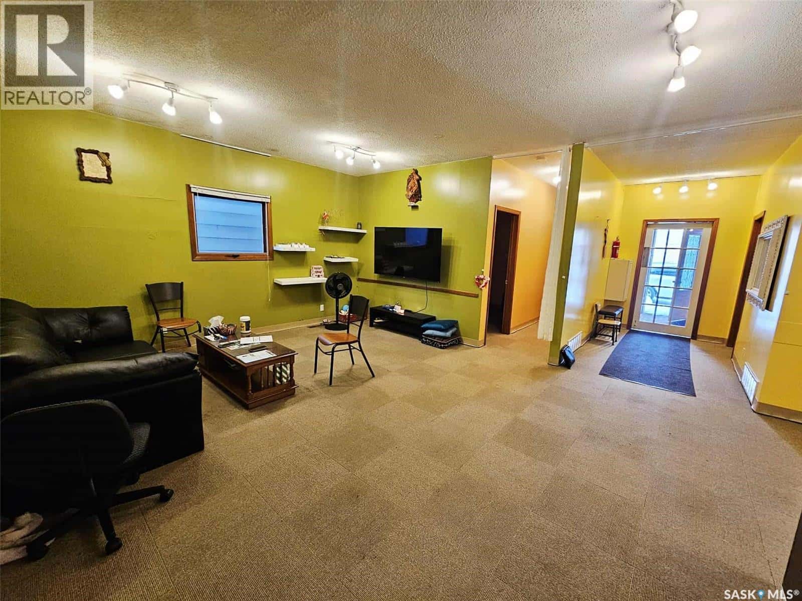 514 Main STREET — Broadview, Saskatchewan - Photo 4 of 42