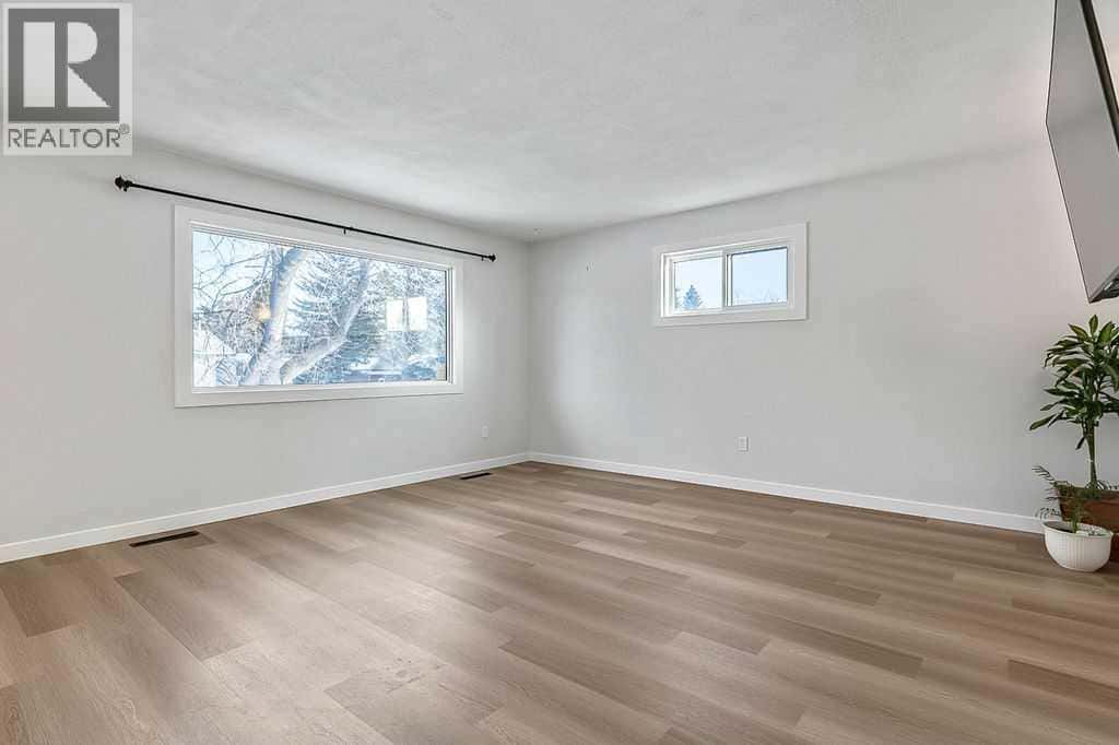 309 Windsor Avenue — Diamond Valley, Alberta - Photo 4 of 34