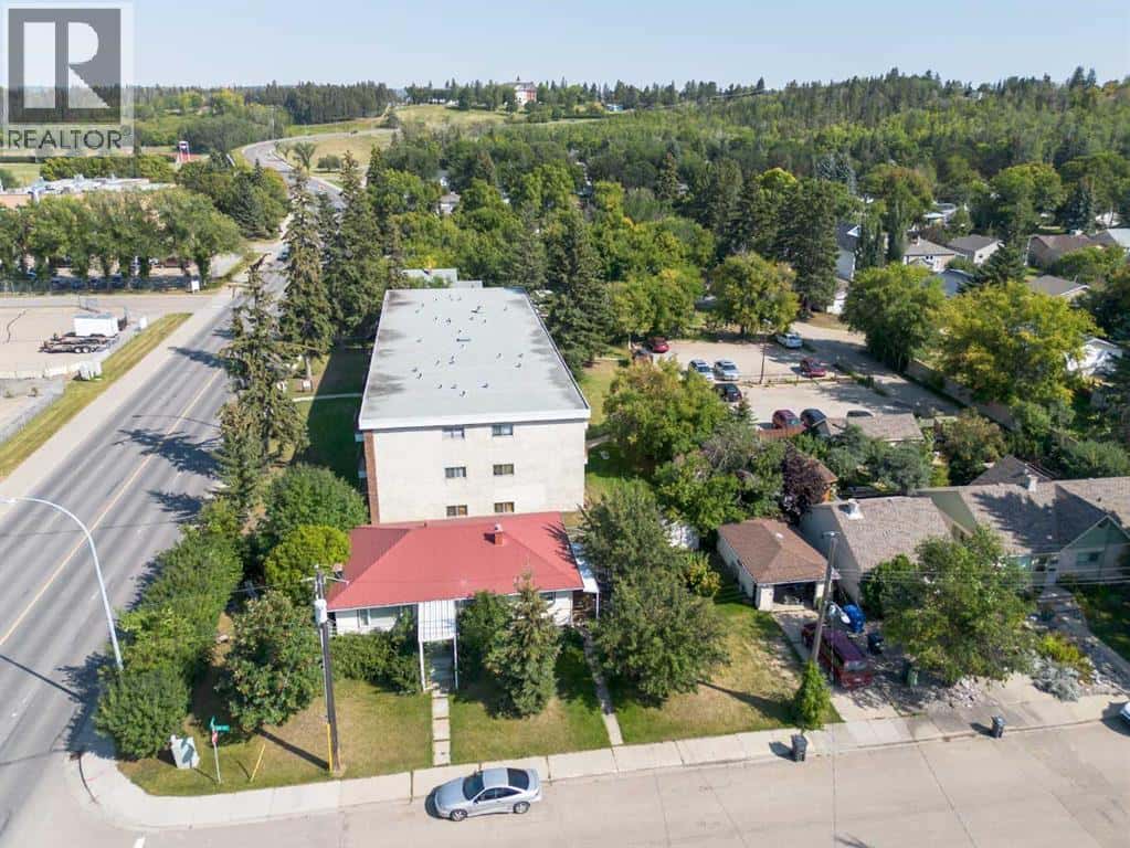 5337 44 Avenue — Red Deer, Alberta - Photo 5 of 19