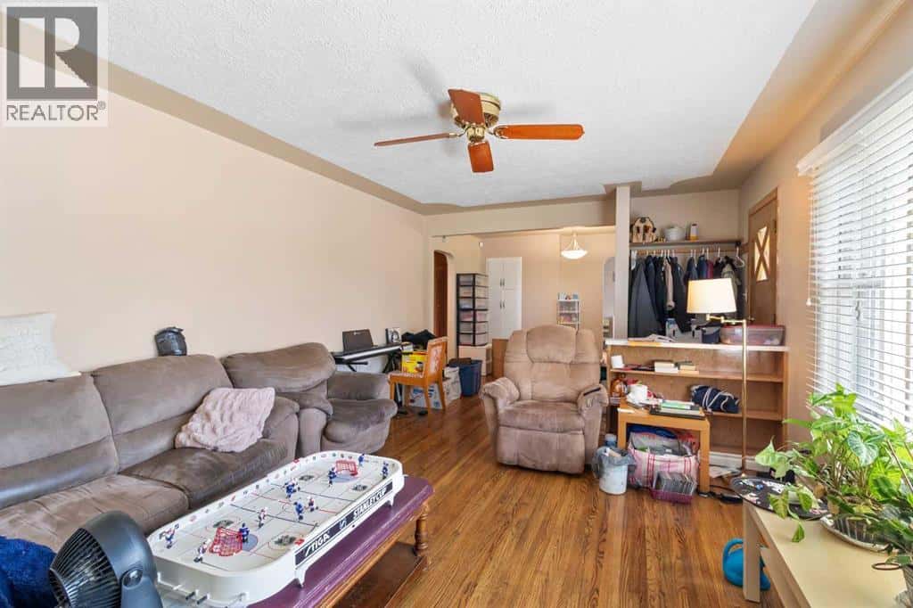 5337 44 Avenue — Red Deer, Alberta - Photo 3 of 19