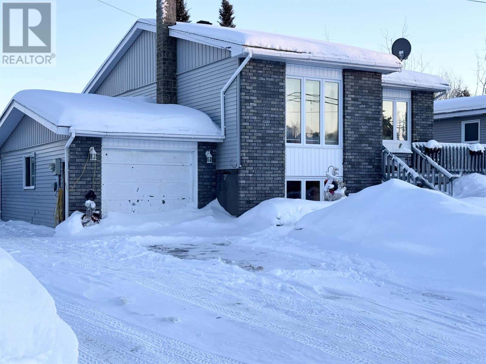 70 Richard ST — Chapleau, Ontario - Photo 2 of 45