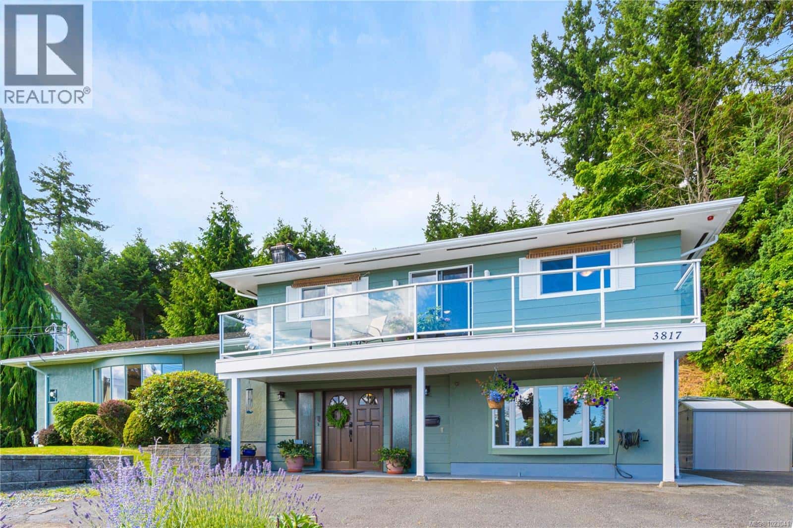 3817 Hammond Bay Rd — Nanaimo, British Columbia - Photo 2 of 77