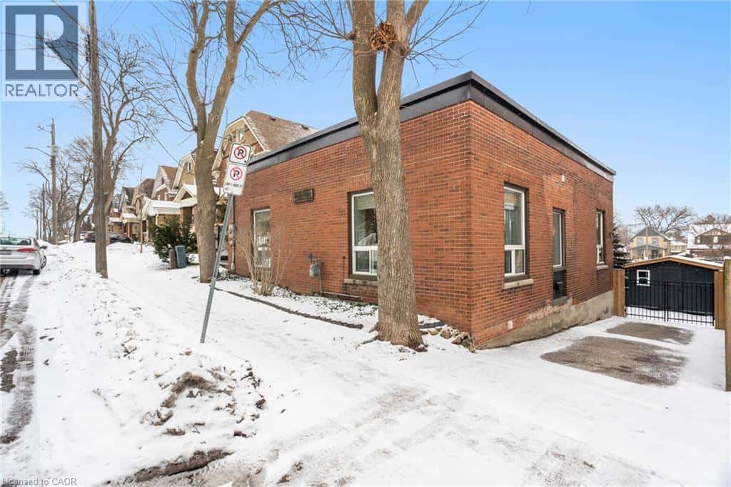 66 CHESTNUT Street — Kitchener, Ontario - Photo 2 of 50