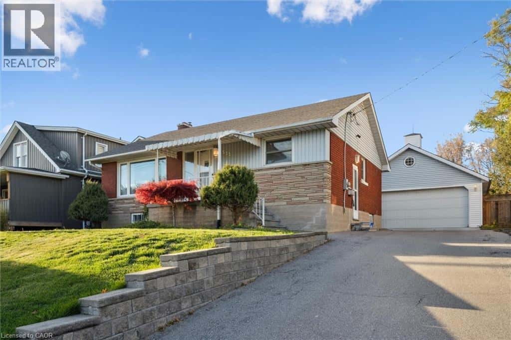 532 VICTORIA Street S — Kitchener, Ontario - Photo 4 of 33