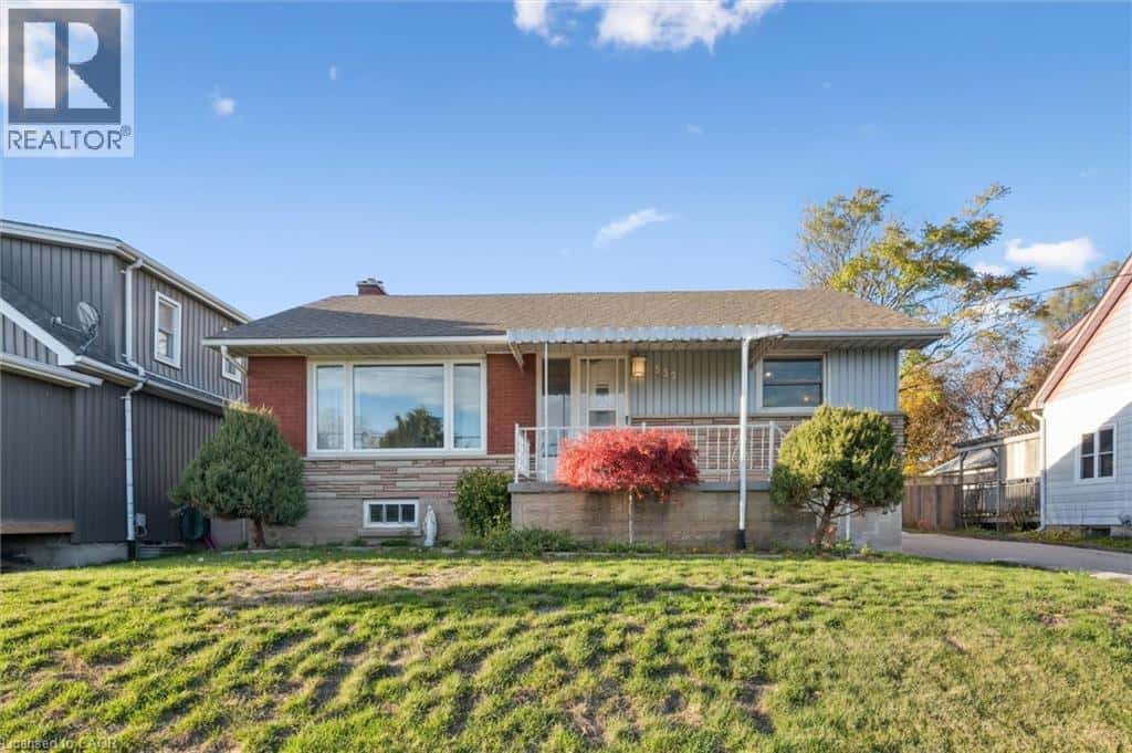 532 VICTORIA Street S — Kitchener, Ontario - Photo 2 of 33