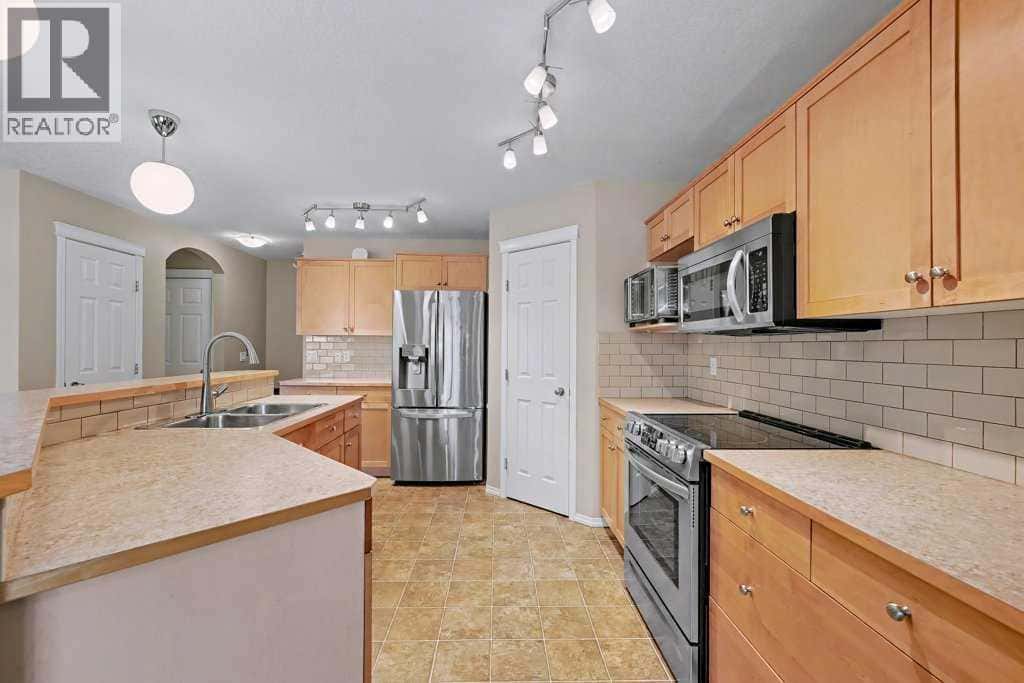 19 Copperfield Crescent SE — Calgary, Alberta - Photo 5 of 48