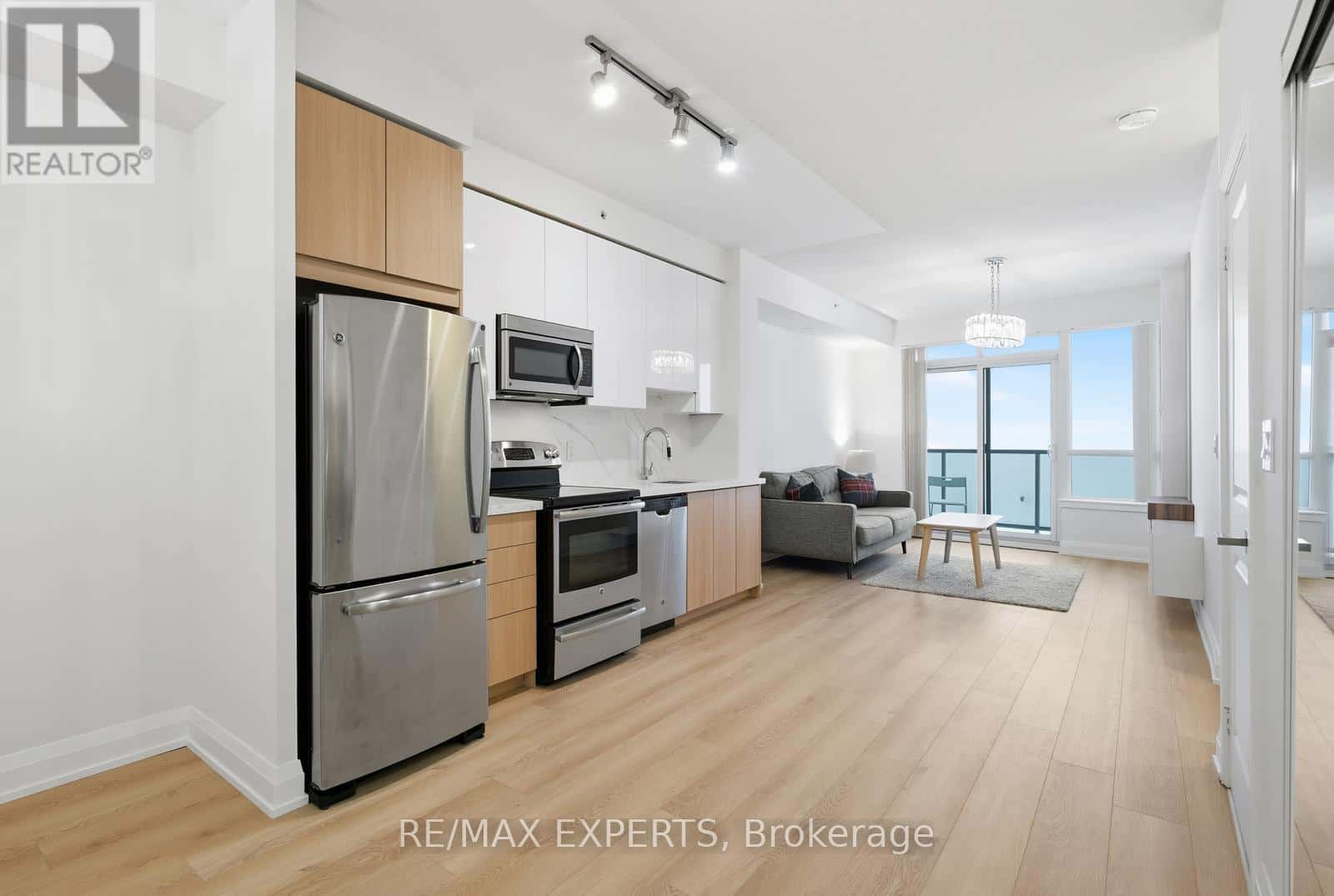 2433 - 7161 YONGE STREET — Markham (Grandview), Ontario - Photo 2 of 35