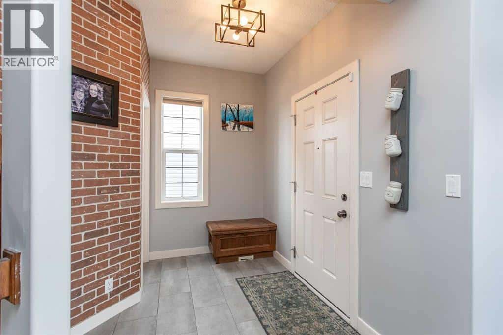 156 Long Close — Red Deer, Alberta - Photo 2 of 37