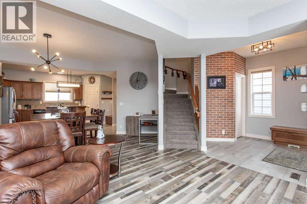 156 Long Close — Red Deer, Alberta - Photo 3 of 37