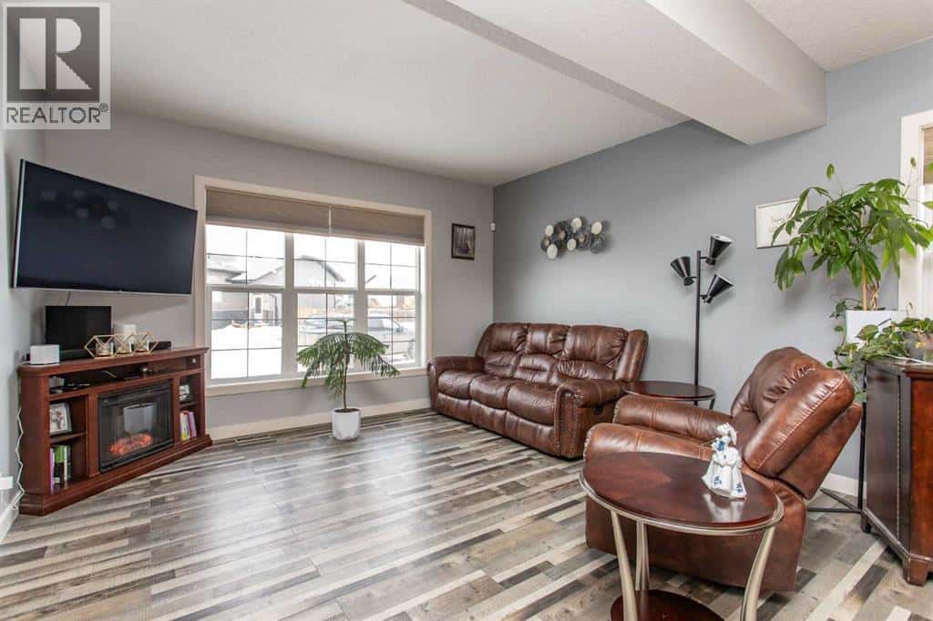 156 Long Close — Red Deer, Alberta - Photo 4 of 37