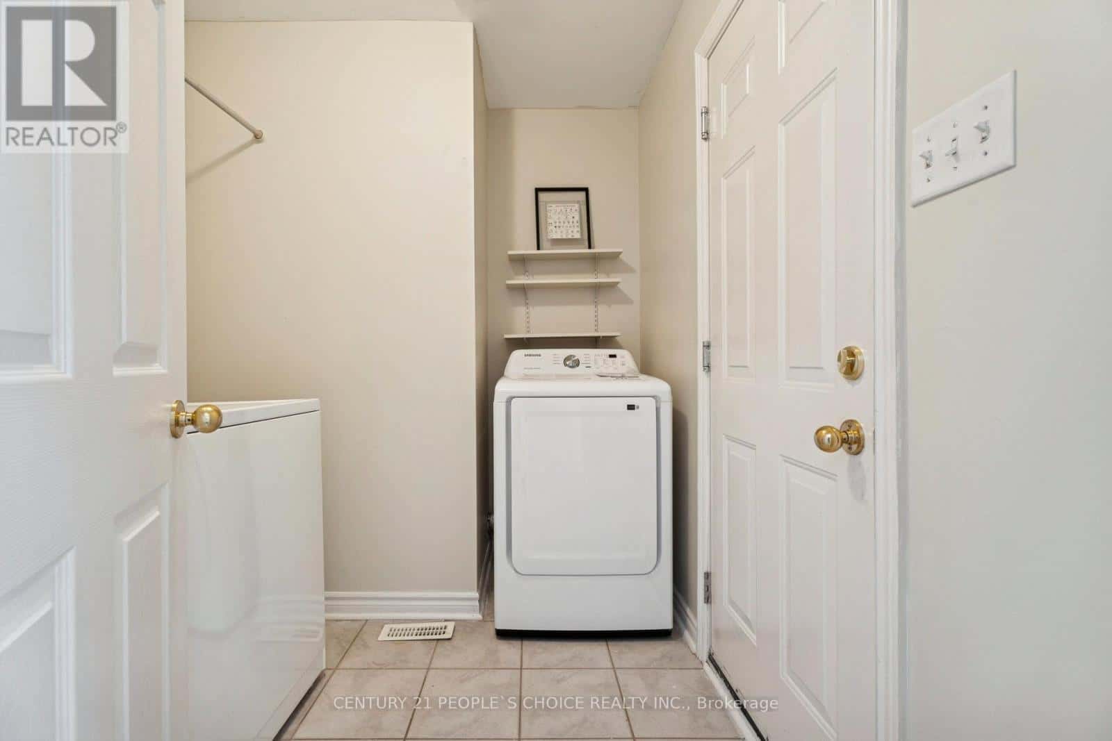 136 MARSELLUS DRIVE — Barrie (Holly), Ontario - Photo 5 of 50