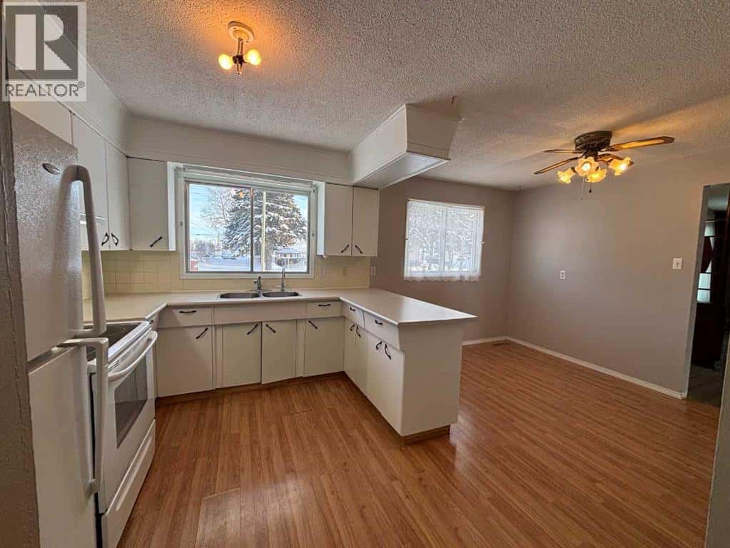 5512 47 Street — Whitecourt, Alberta - Photo 2 of 20