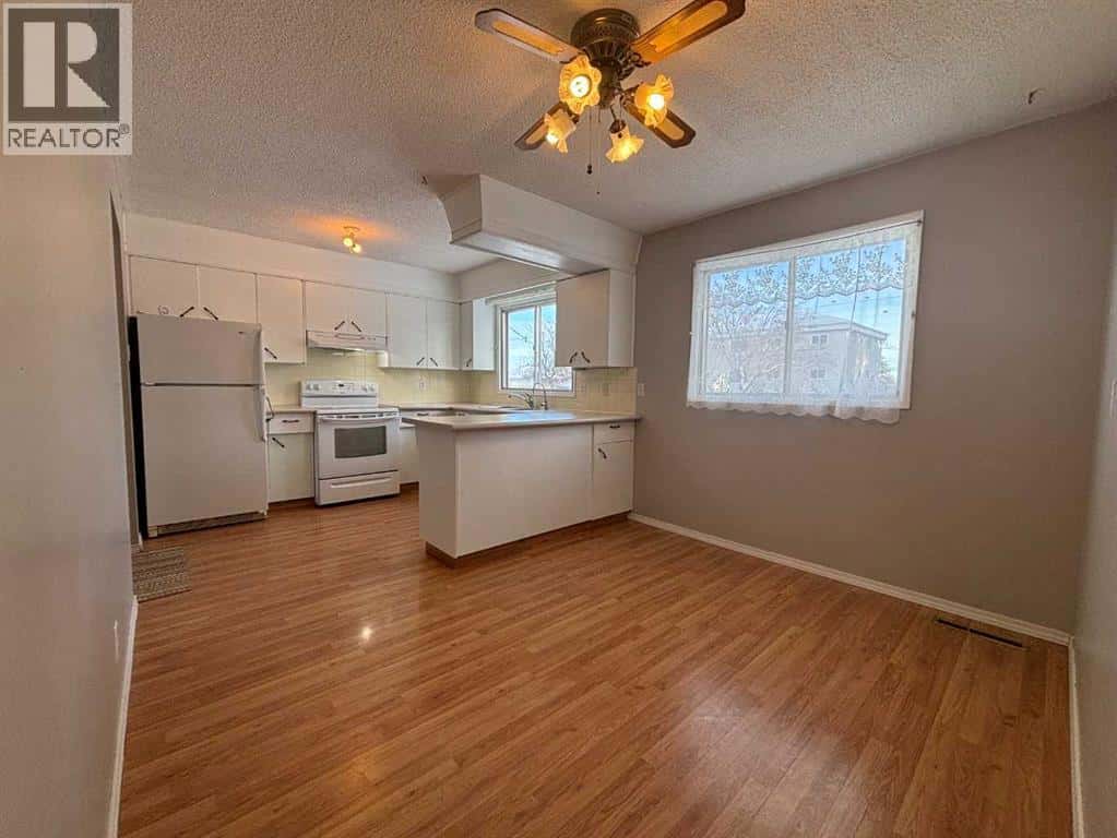 5512 47 Street — Whitecourt, Alberta - Photo 3 of 20