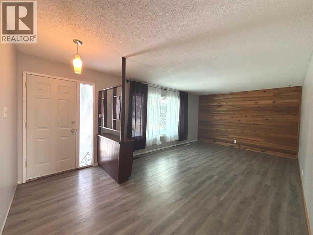 5512 47 Street — Whitecourt, Alberta - Photo 4 of 20