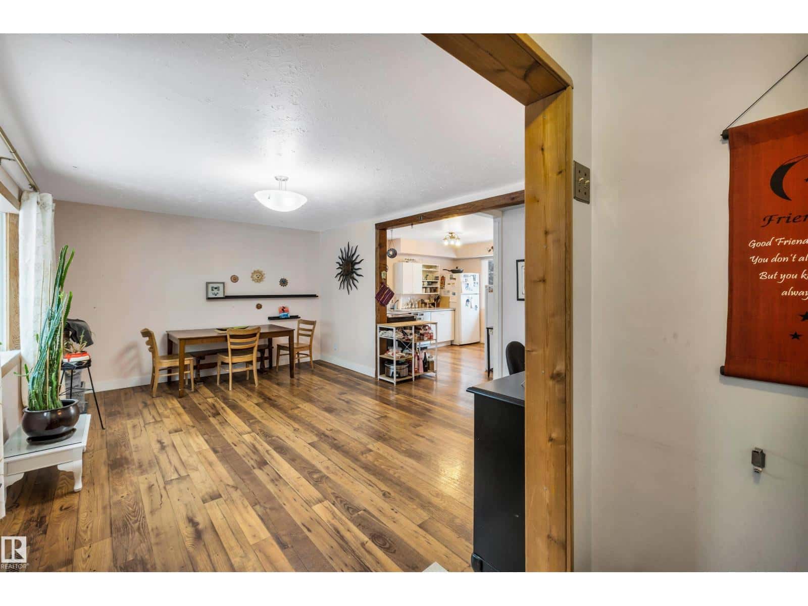 12237 47 ST NW — Edmonton, Alberta - Photo 5 of 37