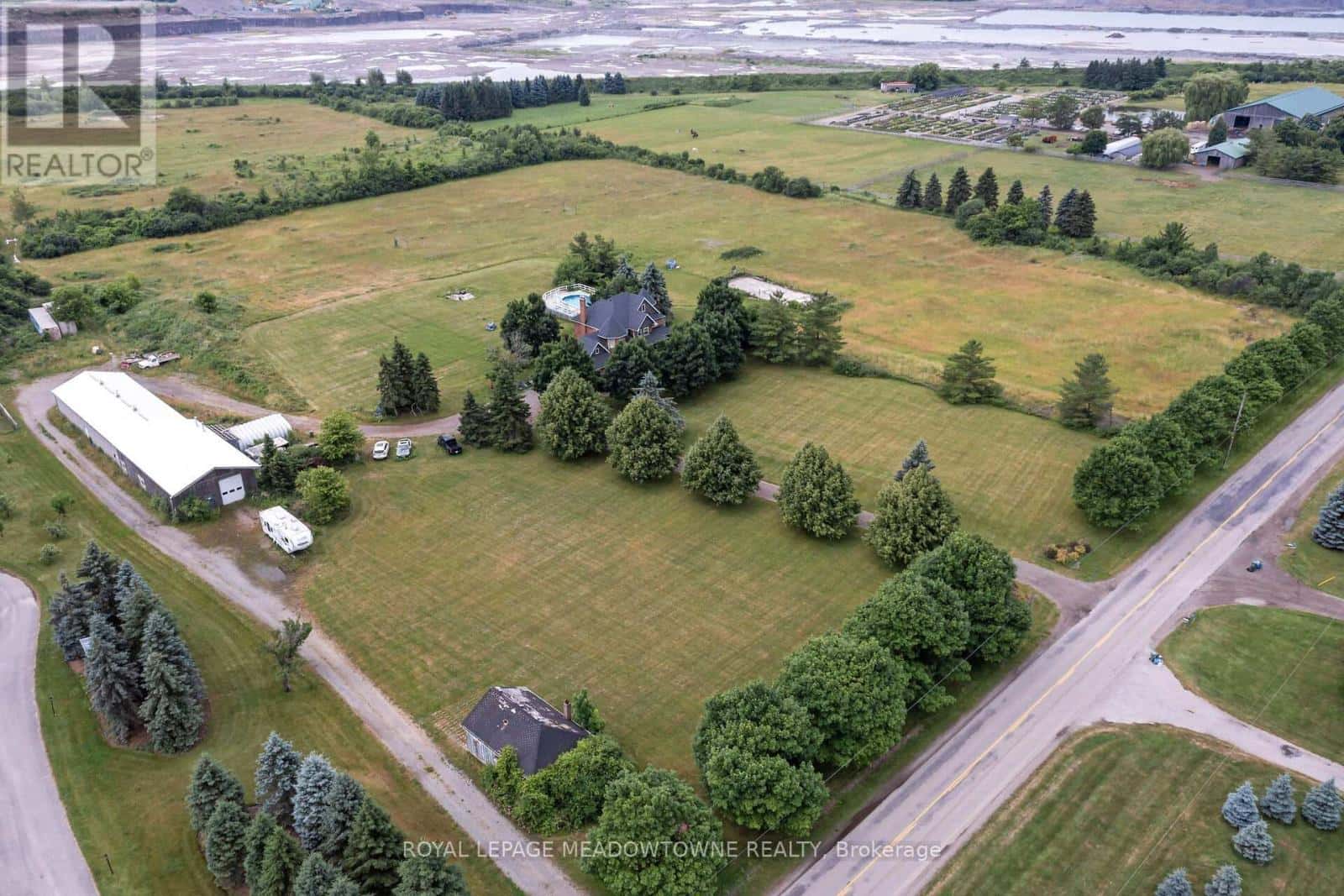 692 5 CONCESSION W — Hamilton, Ontario - Photo 2 of 38