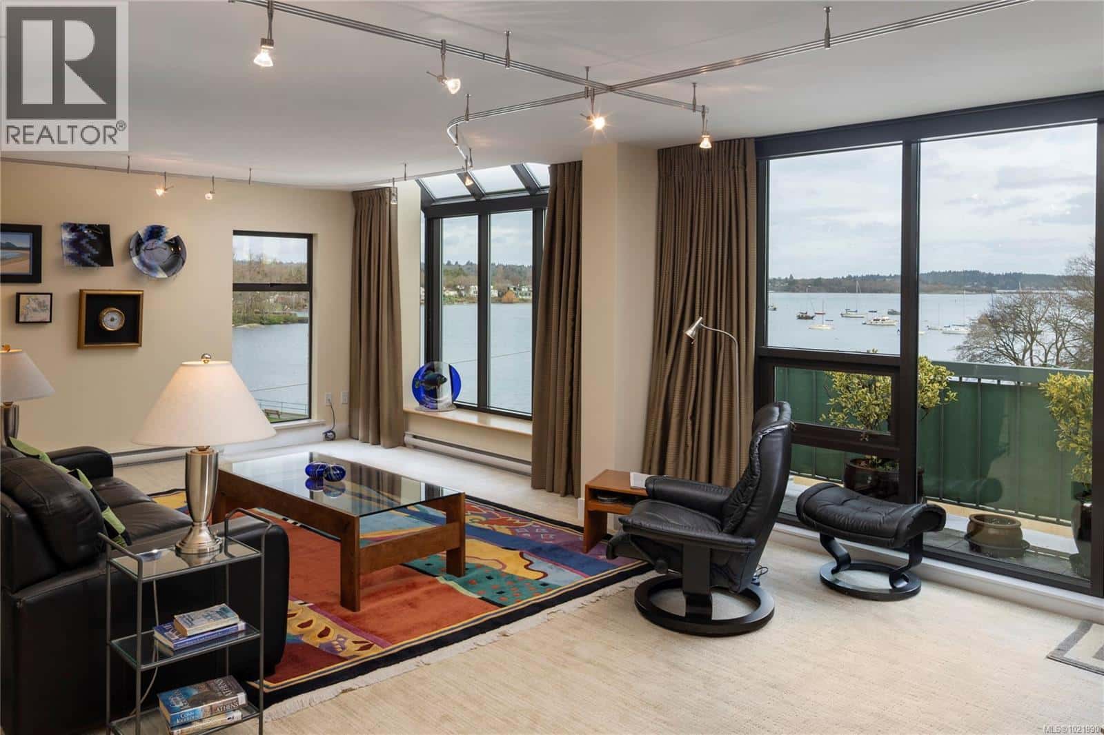 503 2605 Windsor Rd — Oak Bay, British Columbia - Photo 2 of 51