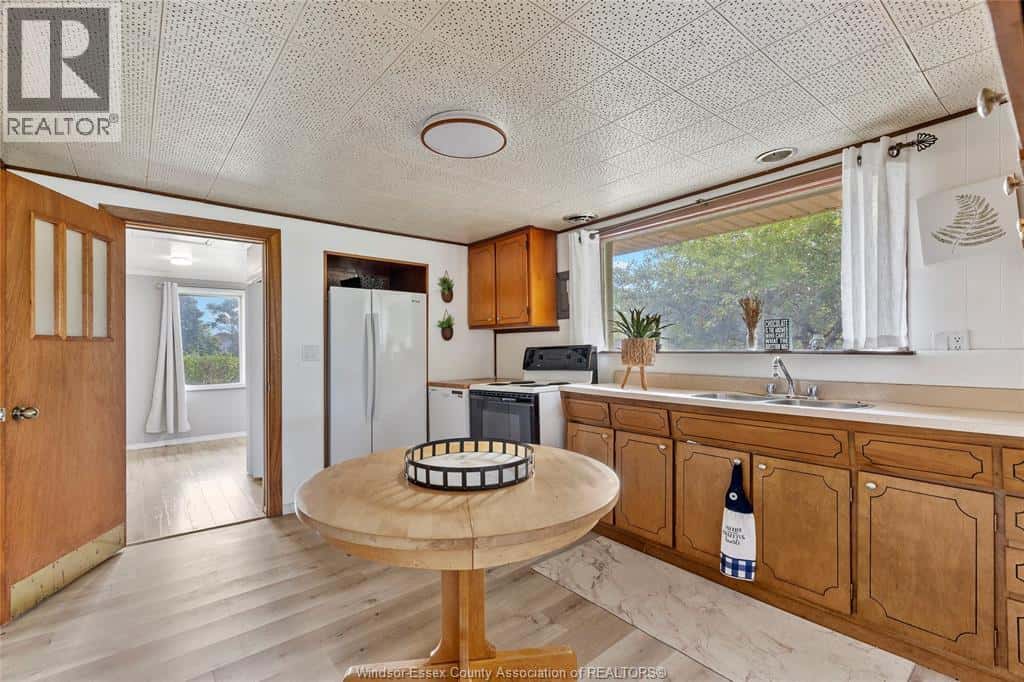 11280 RIVERSIDE DRIVE East — Windsor, Ontario - Photo 5 of 27