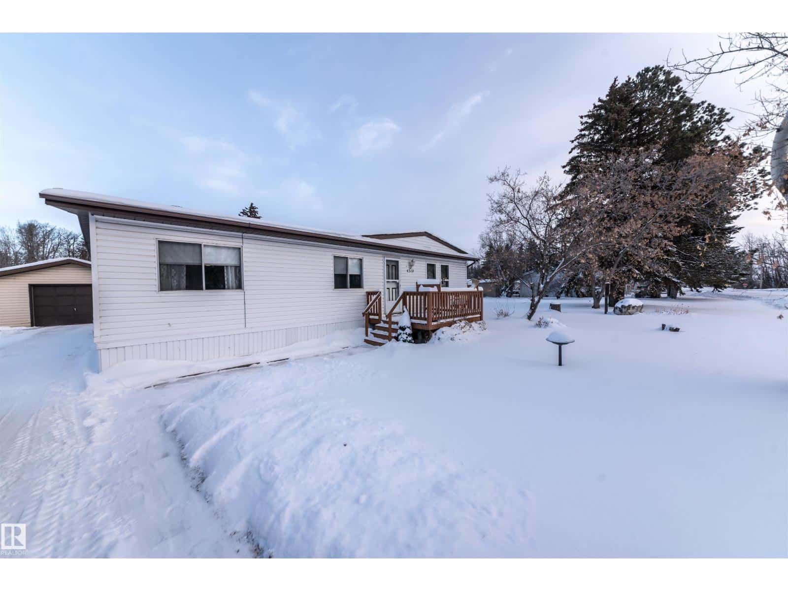 4519 46 ST — Rural Lac Ste. Anne County, Alberta - Photo 2 of 45