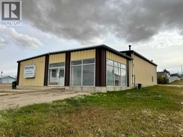 5124 47 Avenue — Spirit River, Alberta - Photo 2 of 26