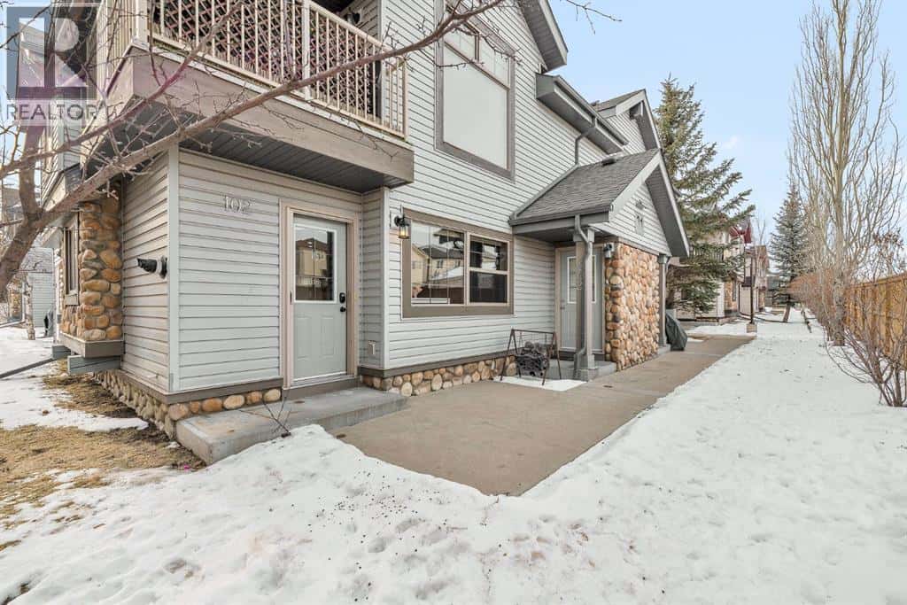 102, 31 Everridge Square SW — Calgary, Alberta - Photo 2 of 28