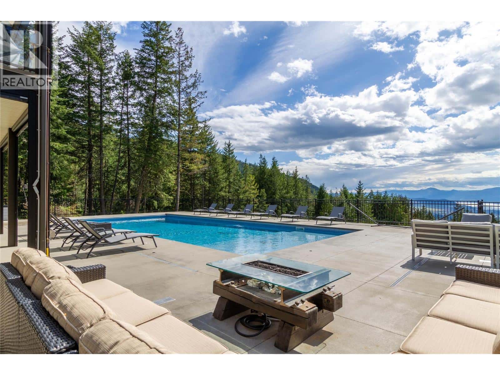 6032 Lynx Drive — Vernon, British Columbia - Photo 4 of 83