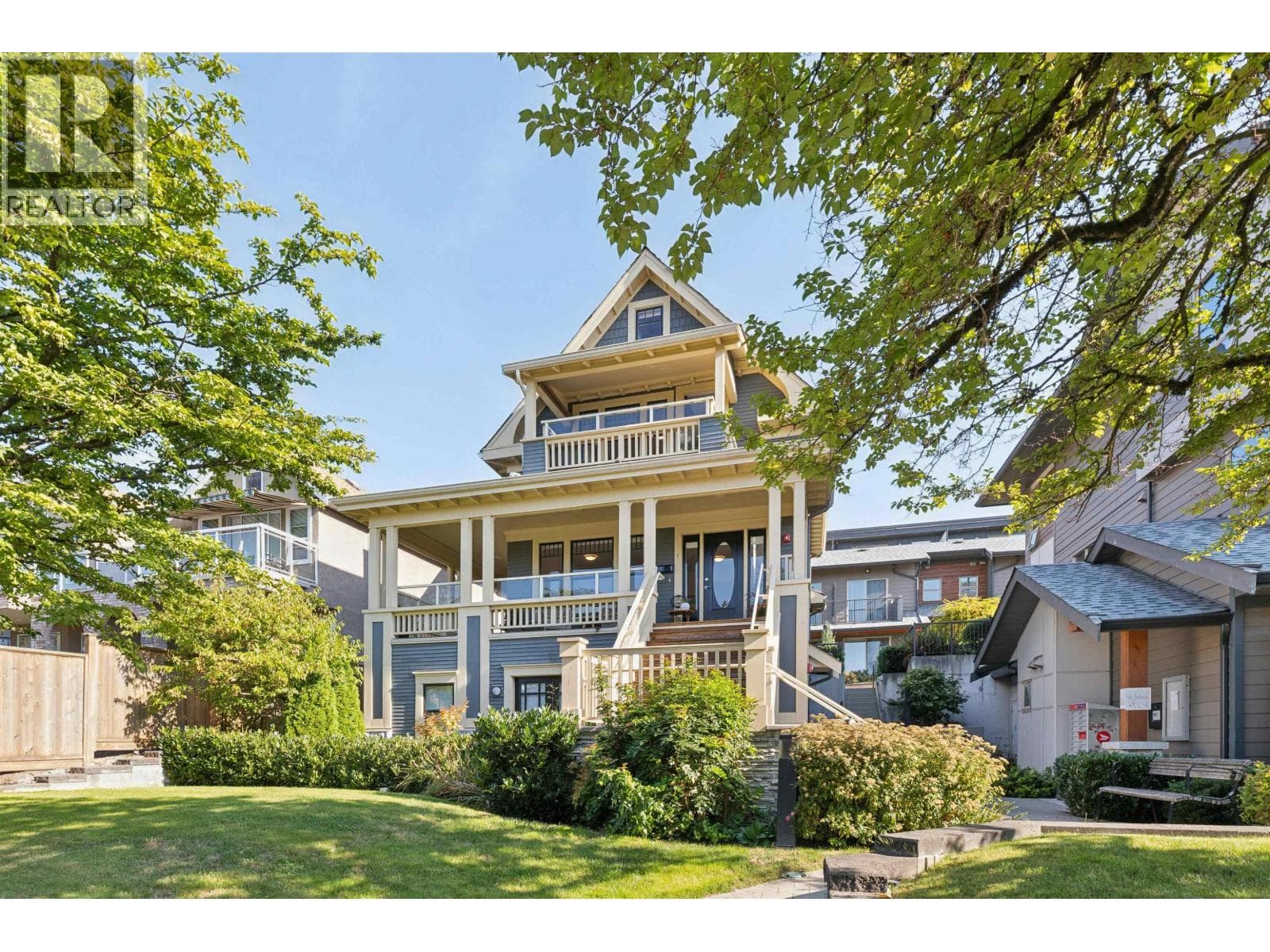 1 244 E 5TH STREET — North Vancouver, British Columbia - Main photo