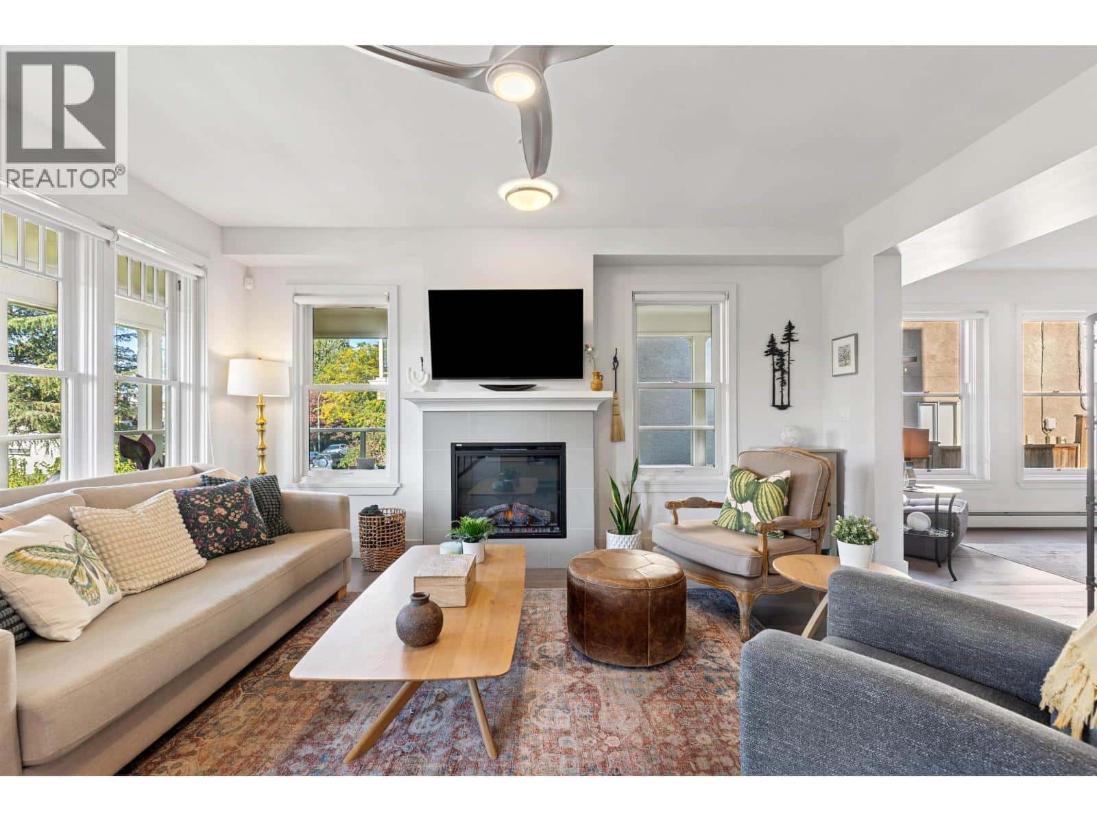 1 244 E 5TH STREET — North Vancouver, British Columbia - Photo 4 of 40