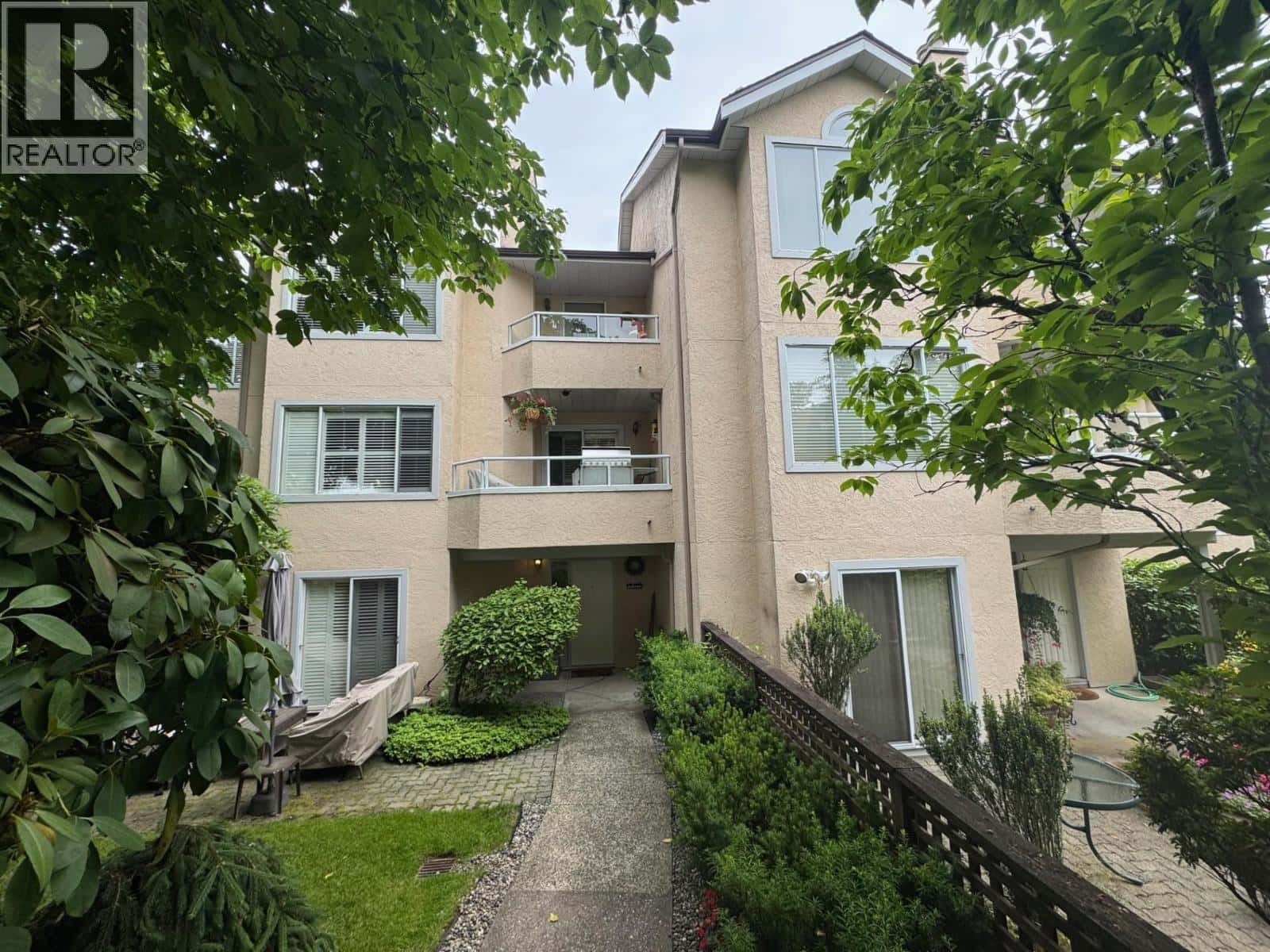 2 261 W 16TH STREET — North Vancouver, British Columbia - Photo 2 of 38