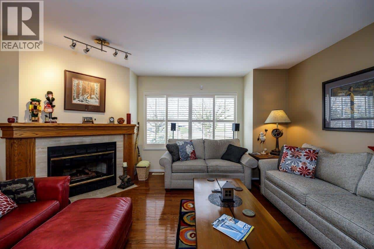 2 261 W 16TH STREET — North Vancouver, British Columbia - Photo 3 of 38