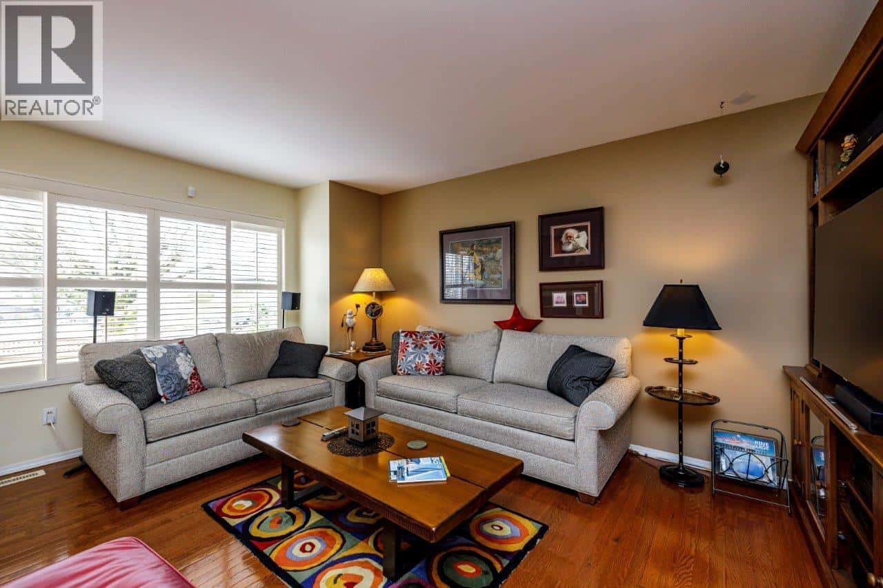 2 261 W 16TH STREET — North Vancouver, British Columbia - Photo 5 of 38