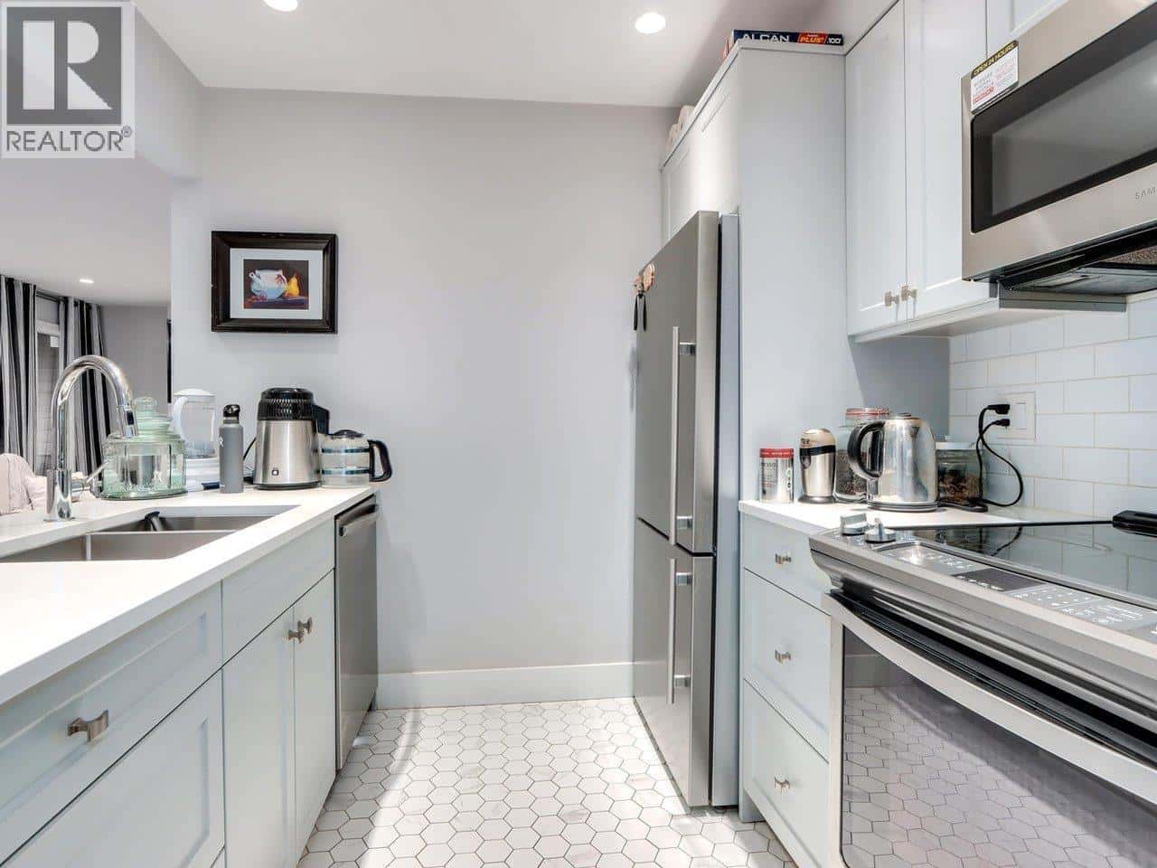 304 3711 DELBROOK AVENUE — North Vancouver, British Columbia - Photo 4 of 23