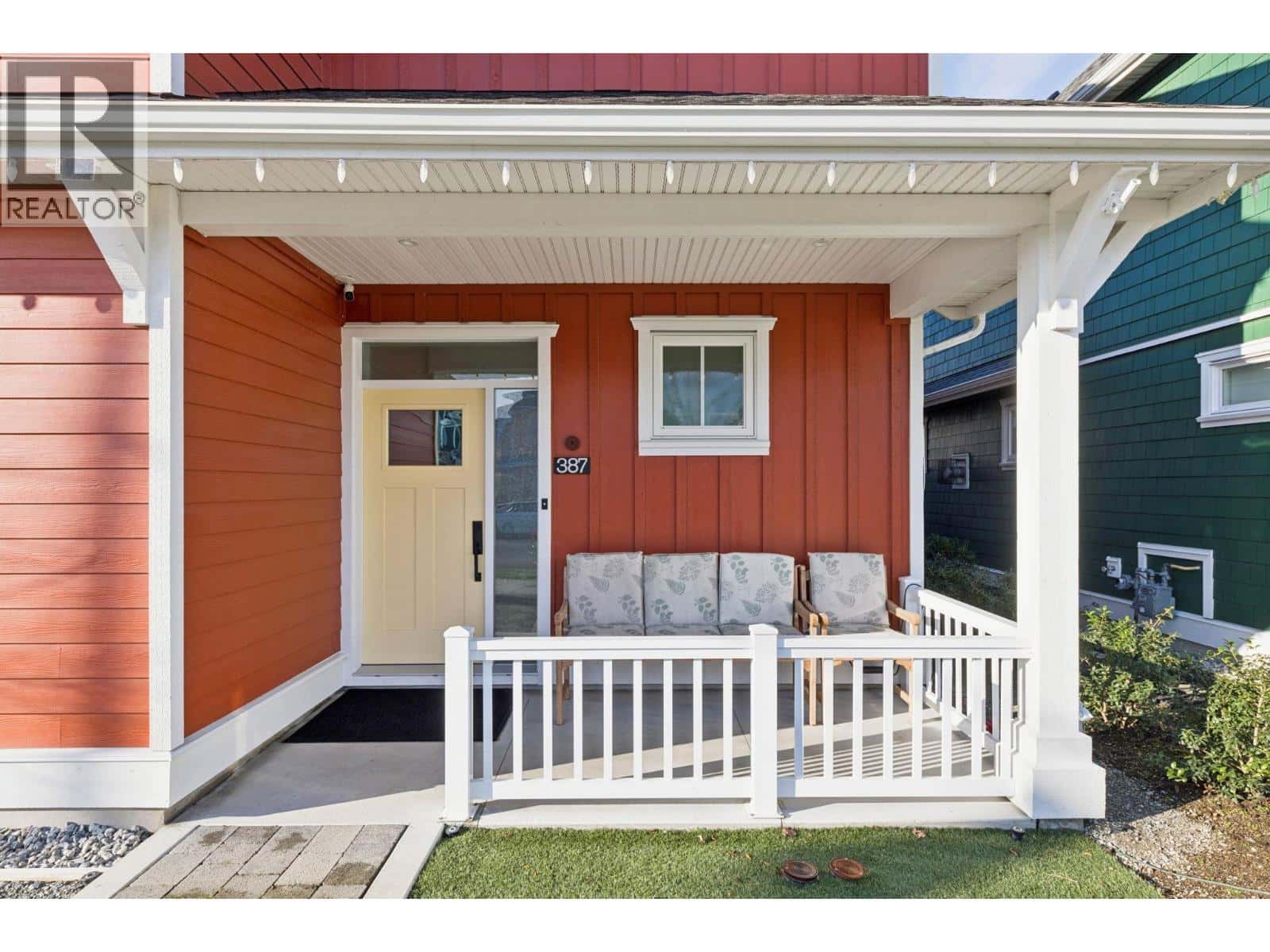 387 RIDGE STREET — Tsawwassen, British Columbia - Photo 3 of 35