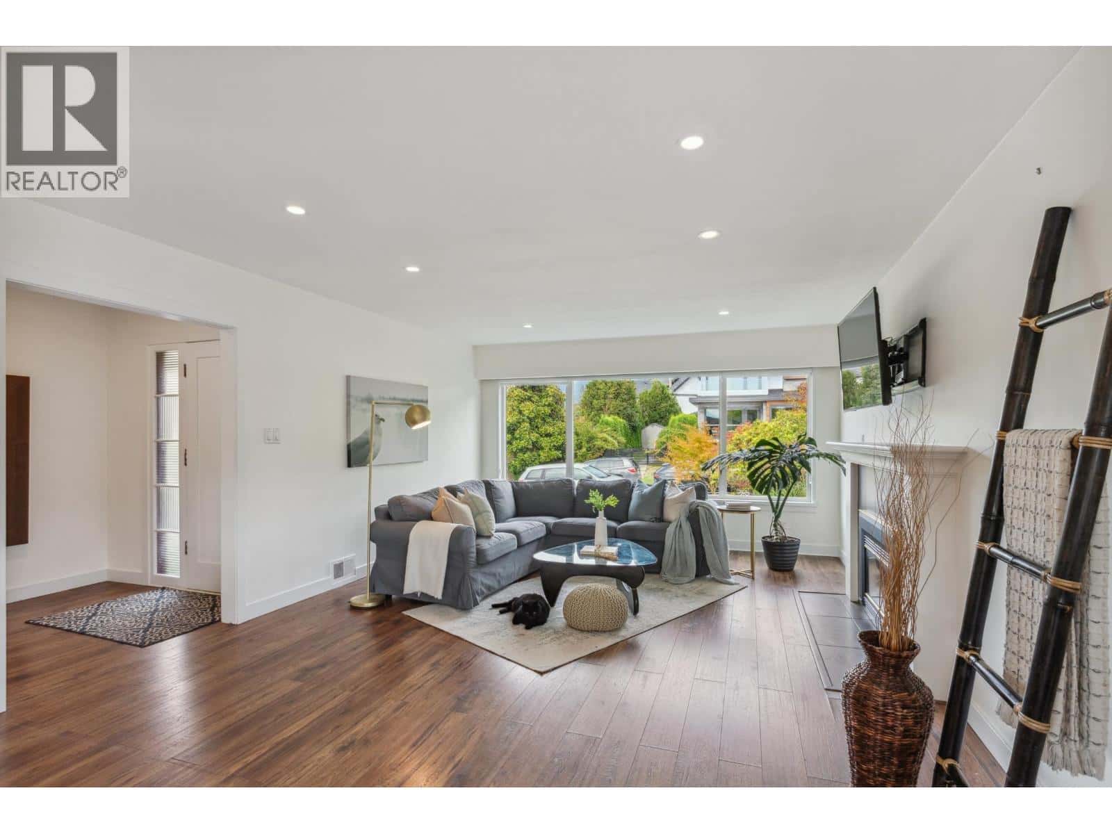 935 BEACONSFIELD ROAD — North Vancouver, British Columbia - Photo 4 of 40