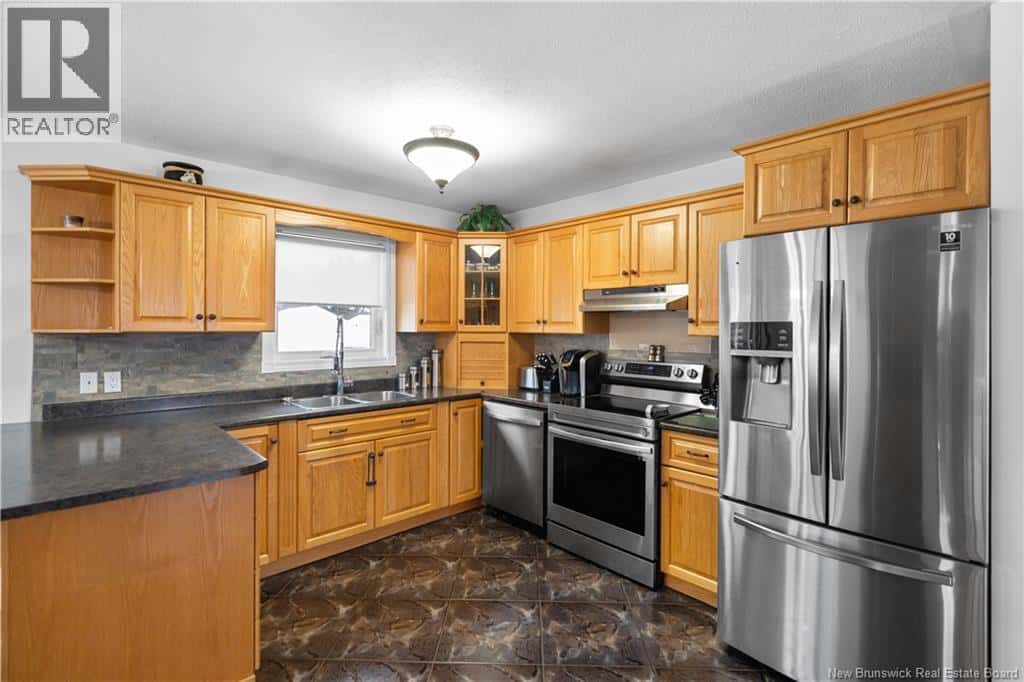 646 Principale — Pointe-Verte, New Brunswick - Photo 4 of 46