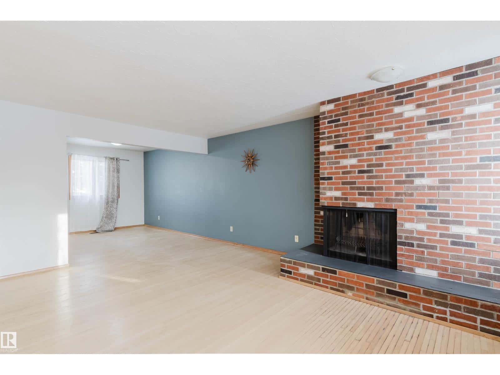 16026 94A AV NW — Edmonton, Alberta - Photo 3 of 38