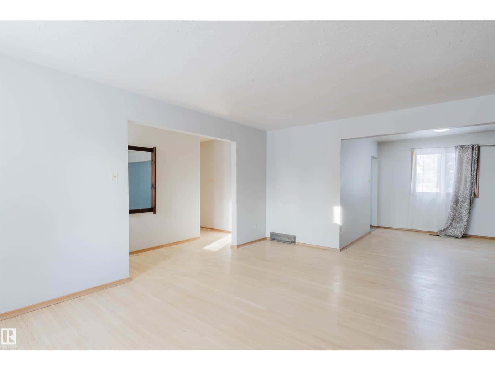 16026 94A AV NW — Edmonton, Alberta - Photo 4 of 38