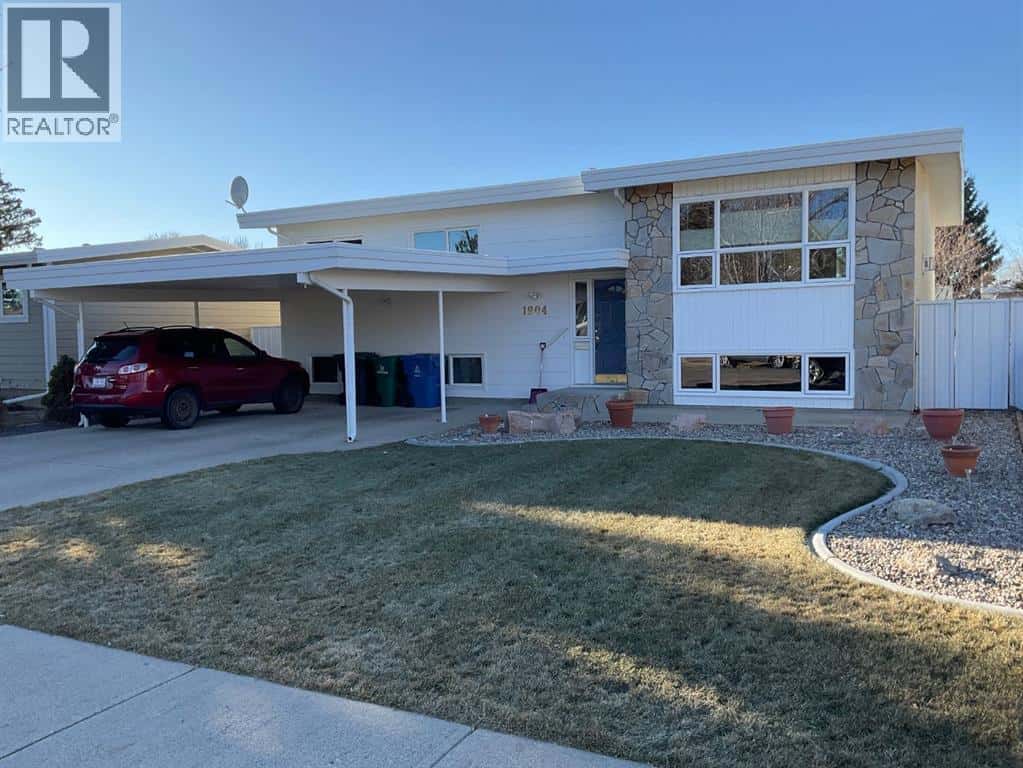 1904 18 Street N — Lethbridge, Alberta - Photo 3 of 45